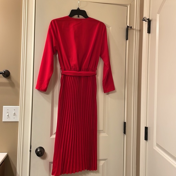 Pretty Little Things pleated midi dress - Picture 5 of 5